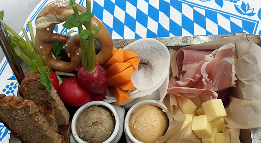 Wallbergmoosalm - mittendrin im Rodel- und Wanderparadies Wallbergmoosalm - frisch zubereitete bayrische Schmankerl geniessen